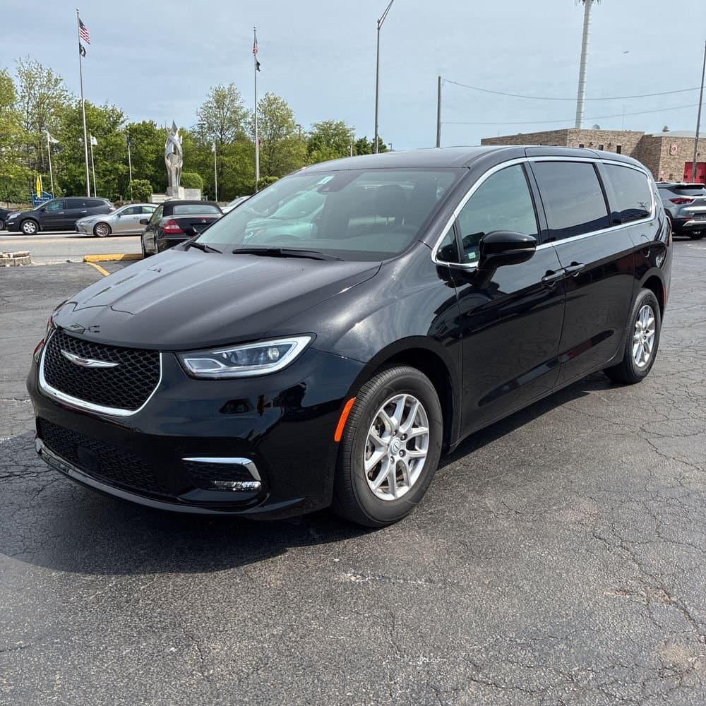 2026 Chrysler Pacifica Select photo 1
