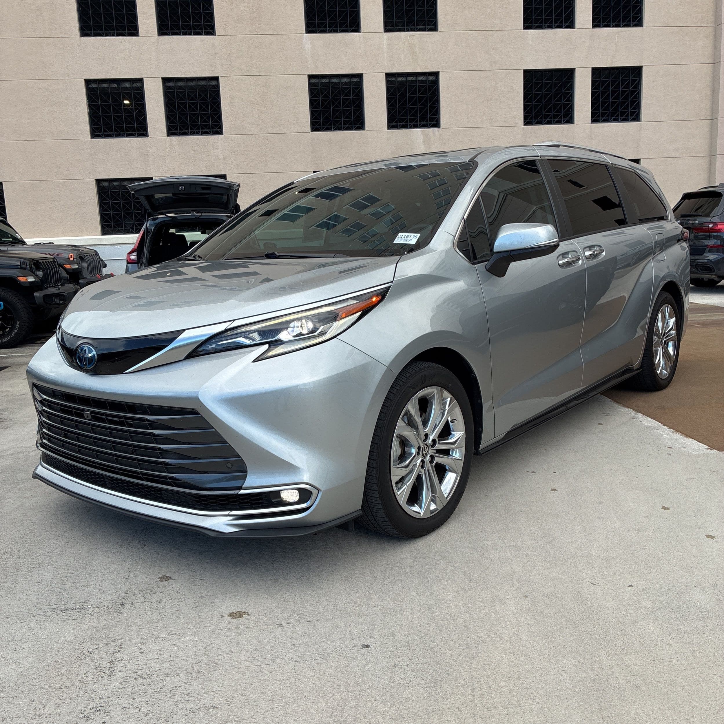 2022 Toyota Sienna Platinum 7-Passenger photo 1