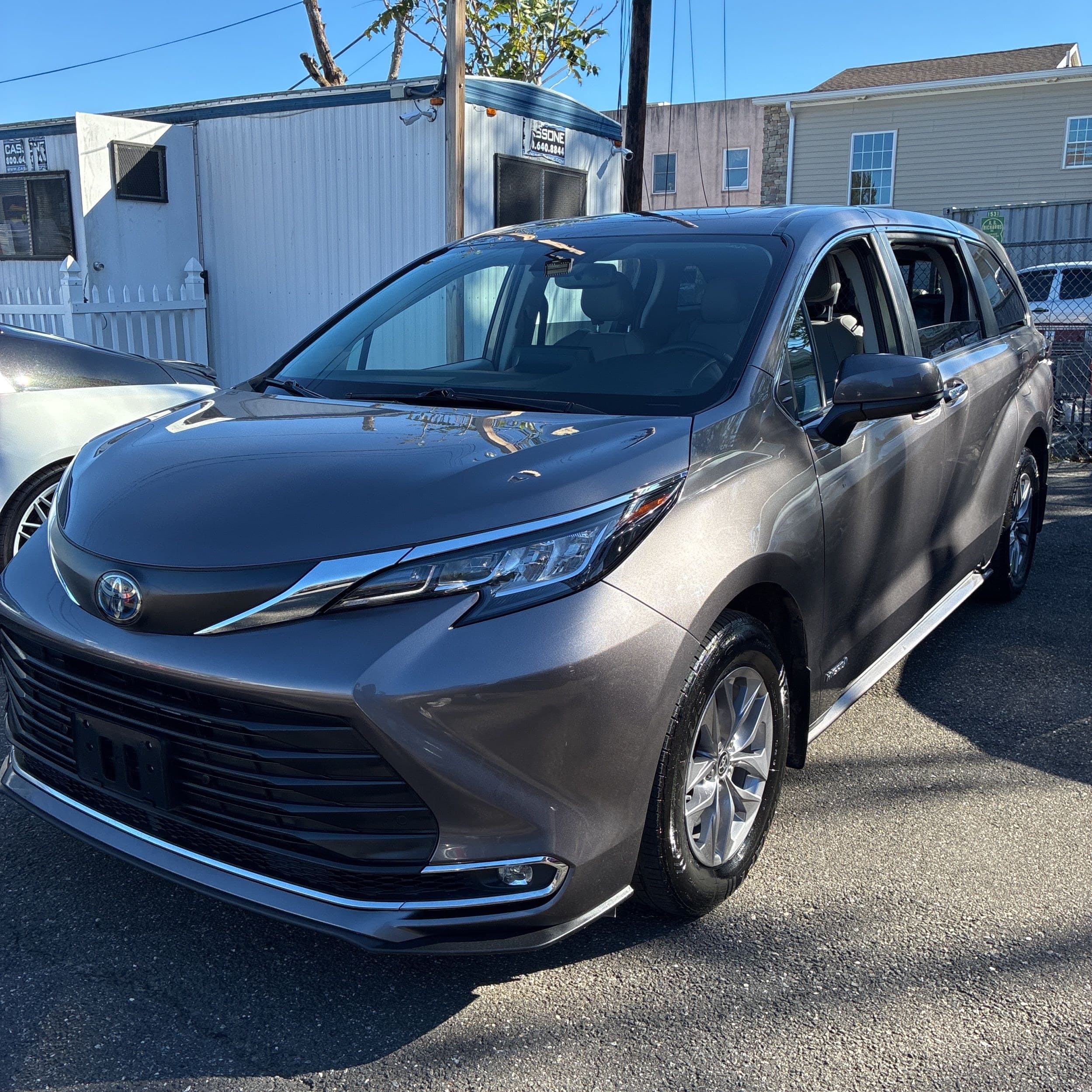 2021 Toyota Sienna XLE 7-Passenger photo 1