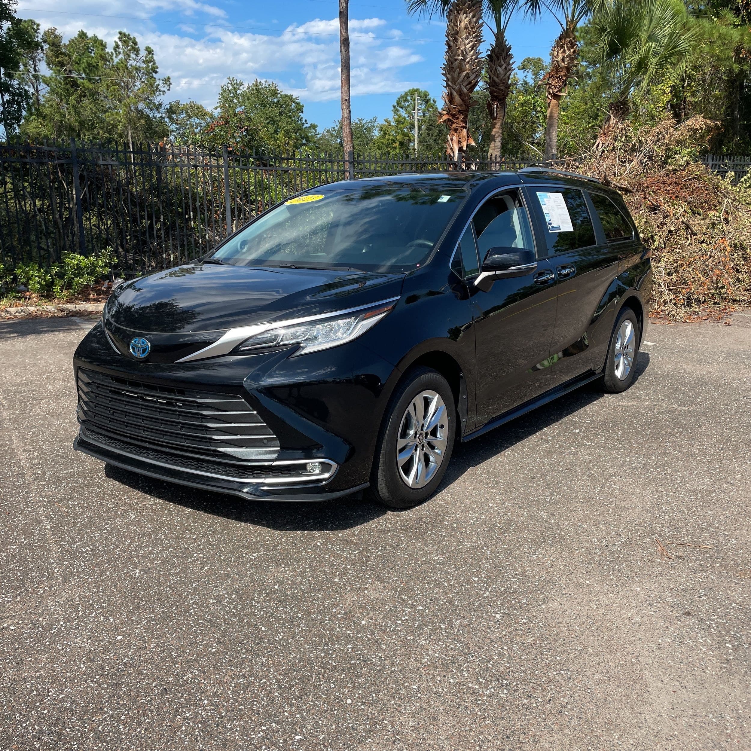 2023 Toyota Sienna Limited 7-Passenger photo 1