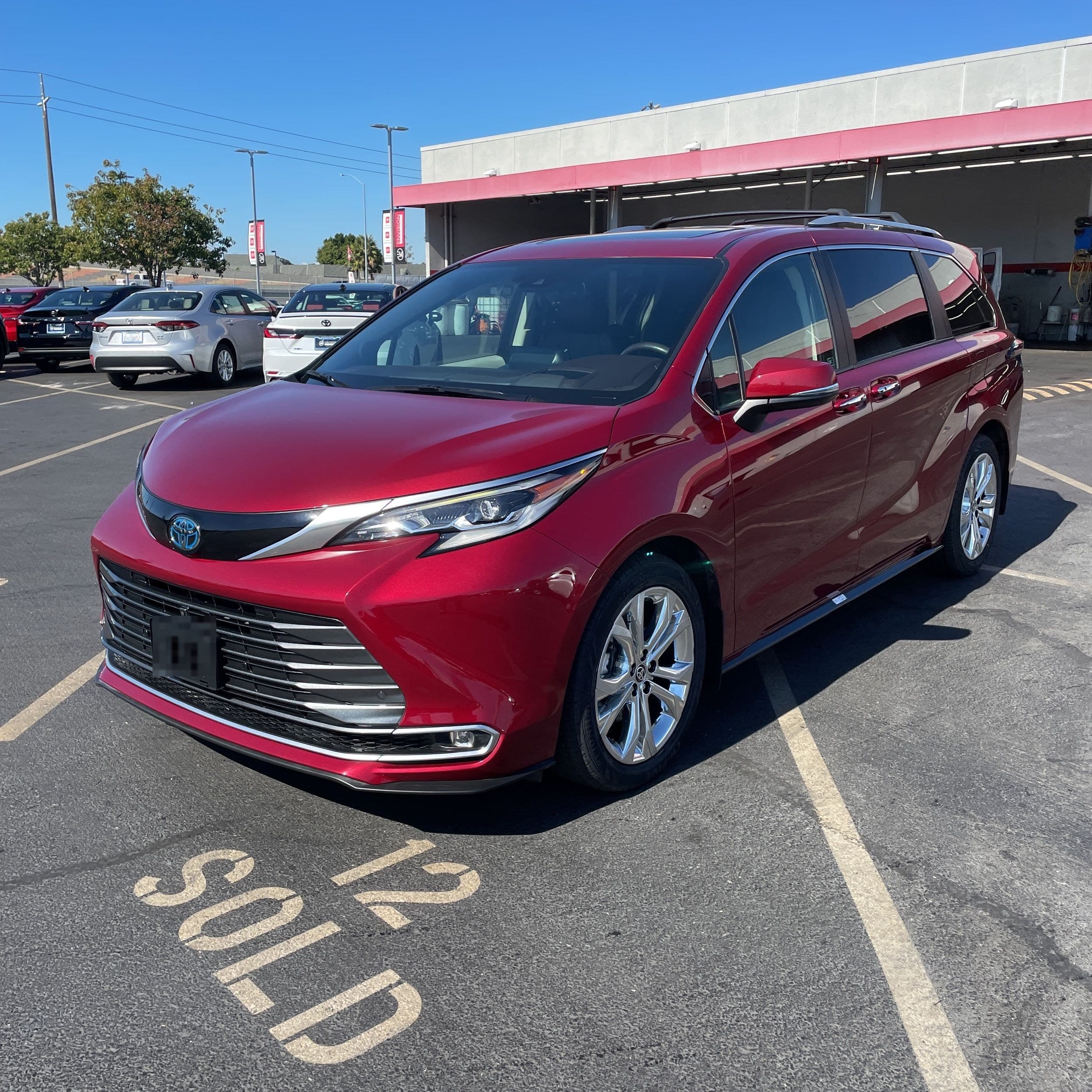 2022 Toyota Sienna Platinum 7-Passenger photo 1